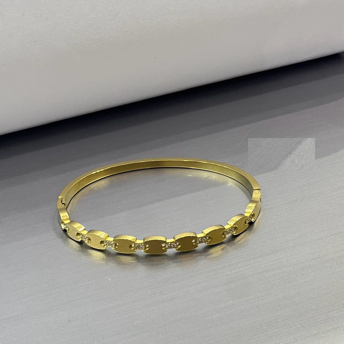 Crystal Linked Bangle - Zambeel