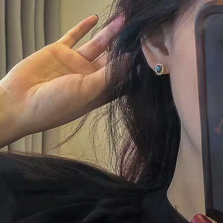 قرط أذن بيضاوي الشكل