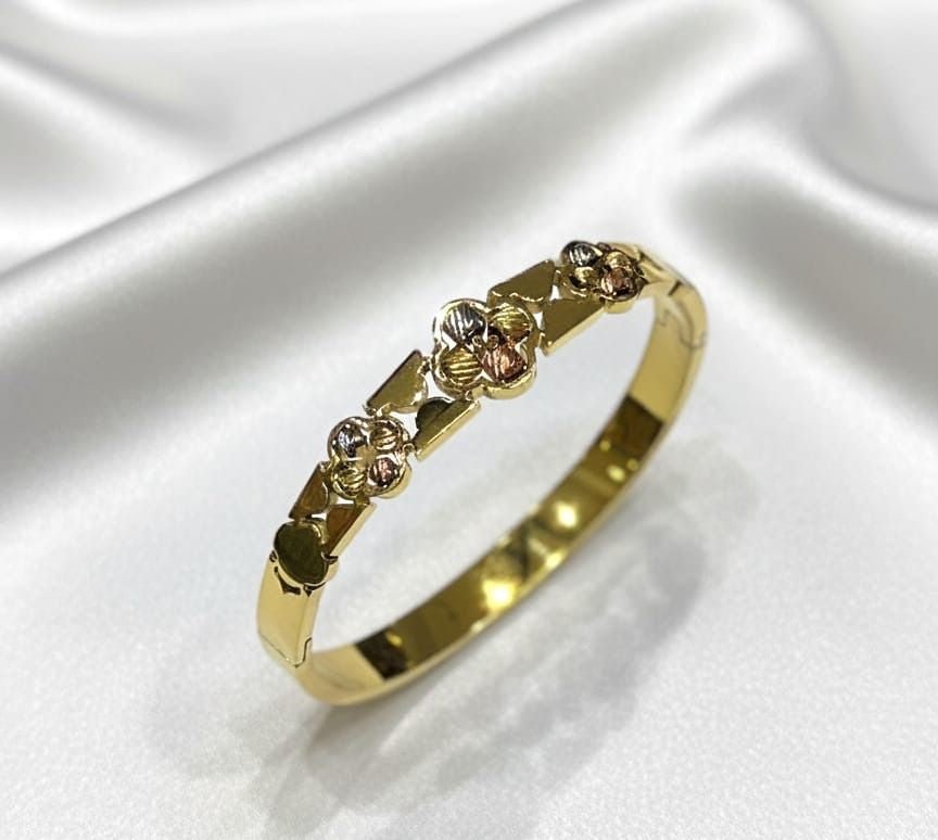 Ice Emerald Cut Bangle - Zambeel