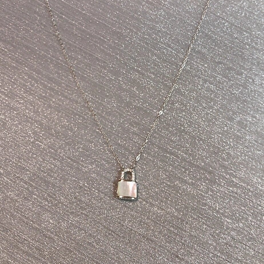 Simple Ins Special Interest Light Luxury Simple All - match S925 Sterling Silver Fritillary Lock Head Exquisite Necklace - Zambeel