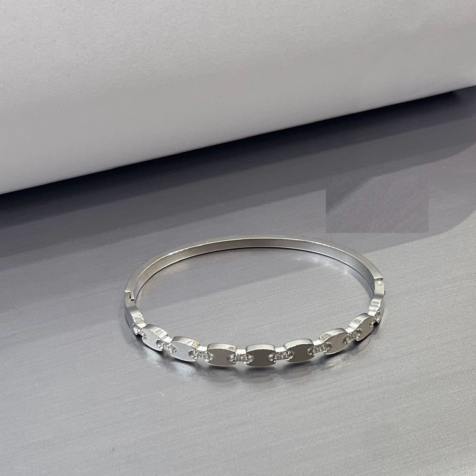 Crystal Linked Bangle - Zambeel