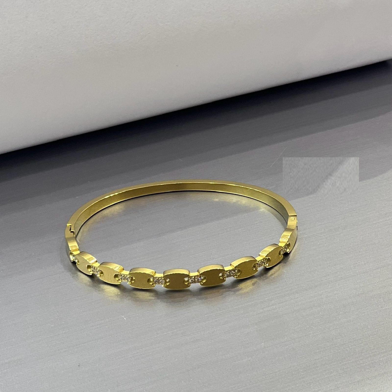 Crystal Linked Bangle - Zambeel