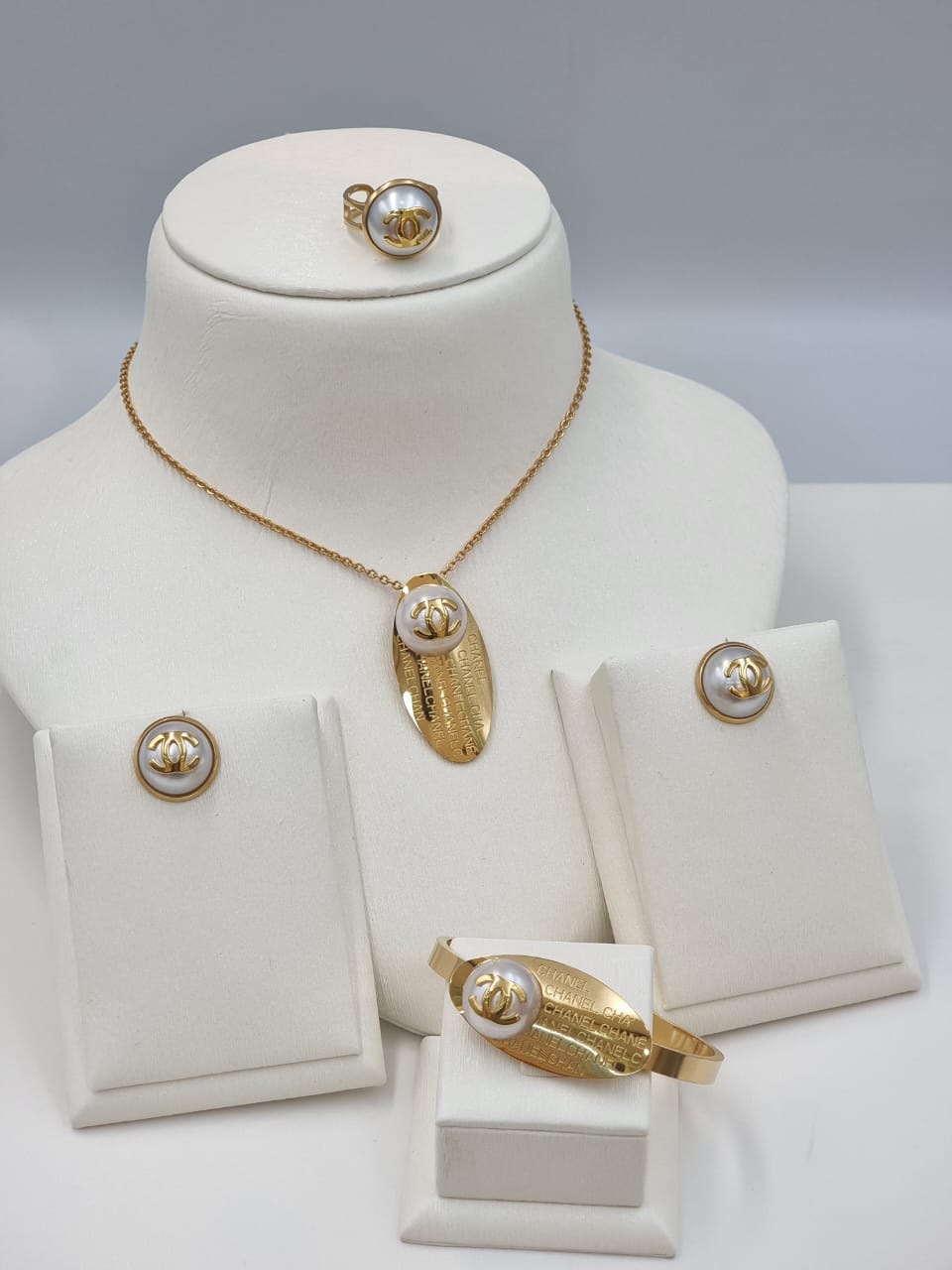 Golden Pearl Emblem Jewelry Set - Zambeel