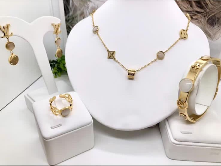Luxury LV Charm Gold Jewelry Set - Zambeel